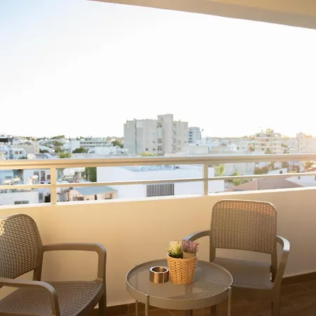 Διαμέρισμα Glamorous, Renovated 3-bedroom In