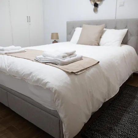 Διαμέρισμα Glamorous, Renovated 3-bedroom In