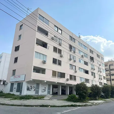 Glamorous, Renovated 3-bedroom In * 니코시아