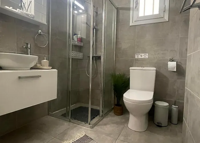 Glamorous, Renovated 3-bedroom In Apartamento