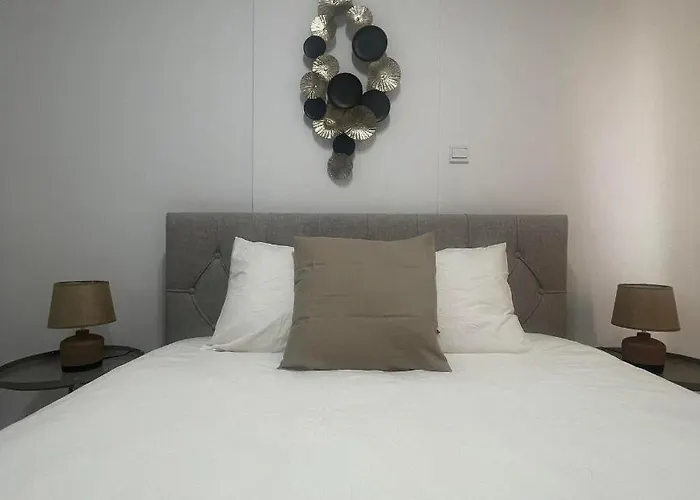 Glamorous, Renovated 3-bedroom In * ニコシア