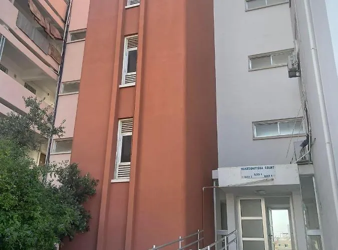 Glamorous, Renovated 3-bedroom In * ニコシア