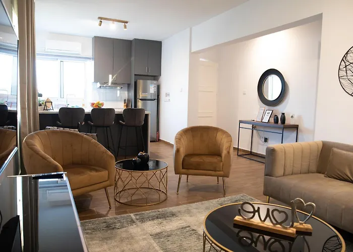 Glamorous, Renovated 3-bedroom In アパート ニコシア