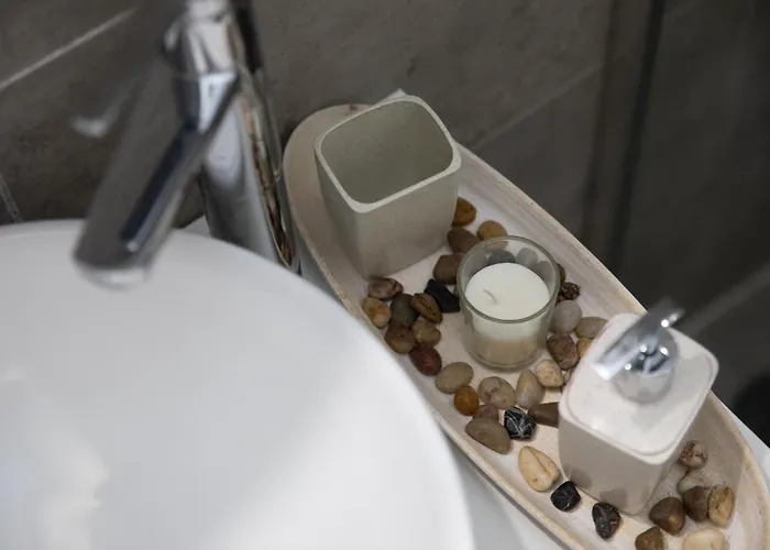 Glamorous, Renovated 3-bedroom In *