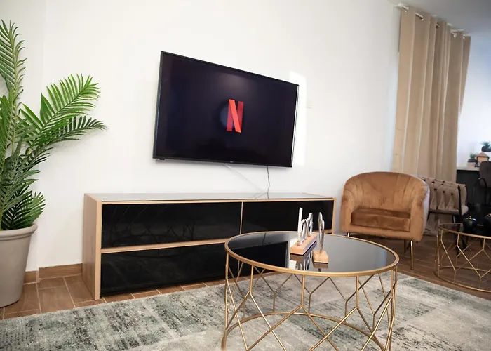 Glamorous, Renovated 3-bedroom In アパート ニコシア