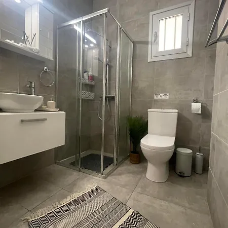 Glamorous, Renovated 3-bedroom In דירה