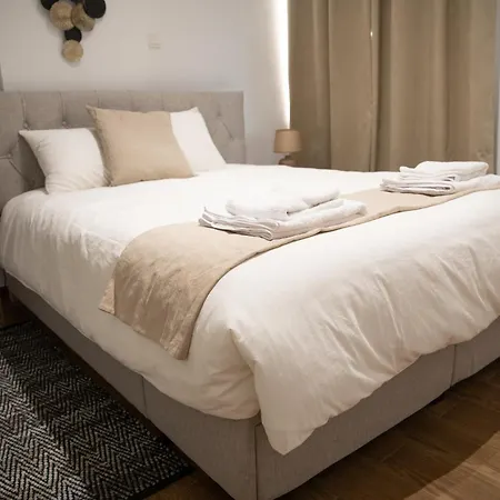 Glamorous, Renovated 3-bedroom In דירה *